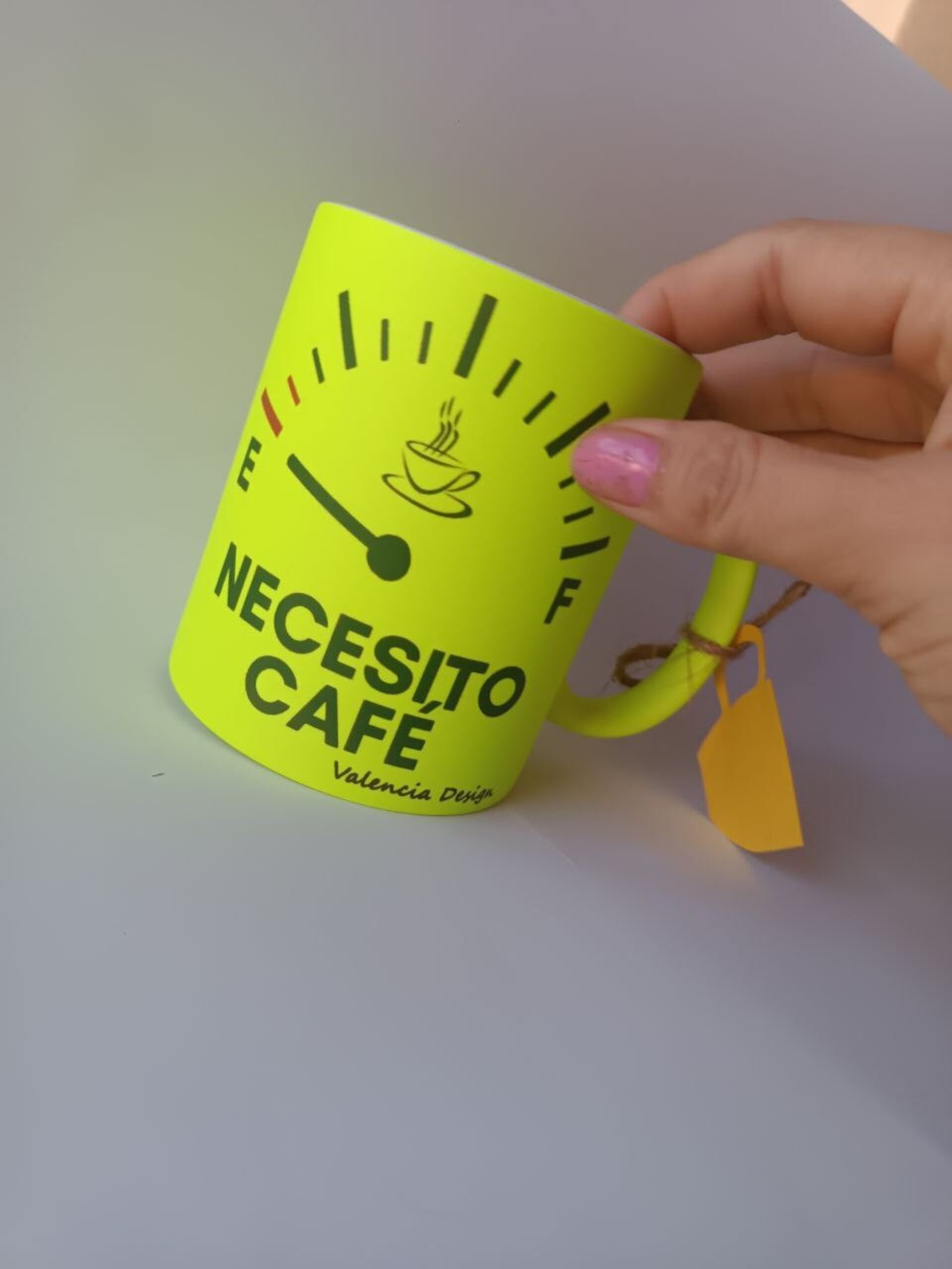 Taza Necesito Café de Neón - 3